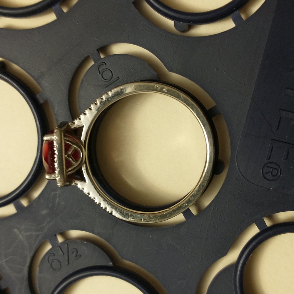 Beautiful deep red ruby cushion cut ring - Picture 4 of 8